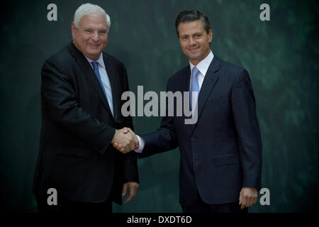 Mexico City, Mexiko. 24. März 2014. Mexican President Enrique Pena Nieto (R) schüttelt Hände mit seinem panamaischen Amtskollegen Ricardo Martinelli in Mexiko-Stadt, Hauptstadt von Mexiko, am 24. März 2014. Martinelli ist zu einem offiziellen Besuch in Mexiko. © Alejandro Ayala/Xinhua/Alamy Live-Nachrichten Stockfoto