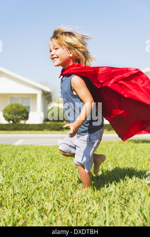 Jungen (4-5) laufen mit Umhang, Jupiter, Florida, USA Stockfoto