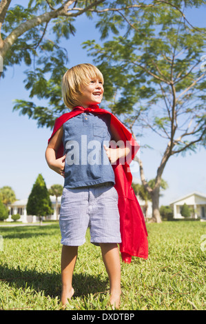 Junge (4-5) läuft in Kap, Jupiter, Florida, USA Stockfoto