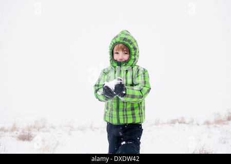 Jungen (4-5), spielt mit Schnee, Colorado, USA Stockfoto