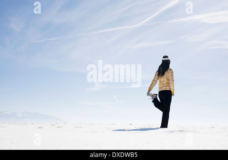 Frau stretching auf Schnee, Colorado, USA Stockfoto