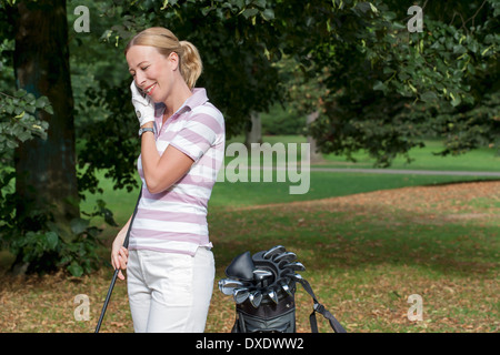 Frau auf Golfplatz Stockfoto