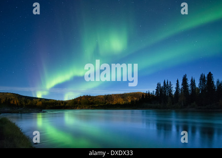 Aurora Borealis (Nordlicht) über den Klondike River, Yukon Territorien, Kanada Stockfoto