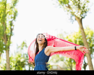 Junge Frau spielt mit Schal im Park, Salt Lake City, Utah, USA Stockfoto