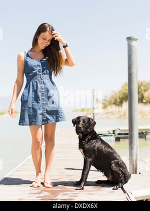 Frau mit Hund stehend auf Steg, Salt Lake City, Utah, USA Stockfoto