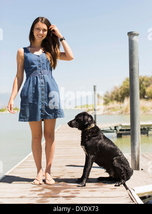 Frau mit Hund stehend auf Steg, Salt Lake City, Utah, USA Stockfoto