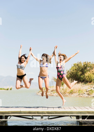Drei Frauen springen in Lake, Salt Lake City, Utah, USA Stockfoto