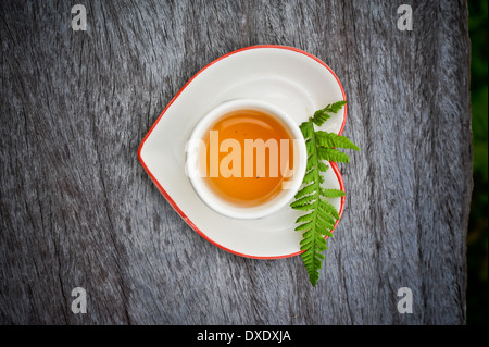 weiße Tasse heißen Tee auf Tisch Stockfoto