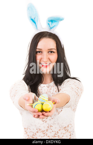 Glückliche Frau mit Hasenohren geben gelbe Ostern Eiern isoliert auf weißem Hintergrund Stockfoto