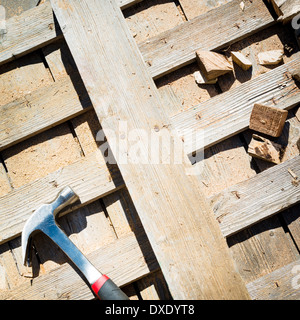 Holz Verschnitt, Sägemehl und Werkzeuge auf einer Baustelle Stockfoto