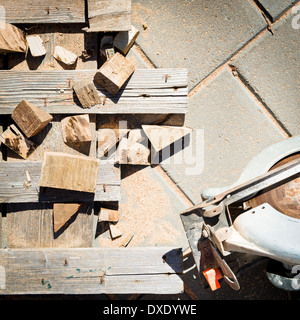 Holz Verschnitt, Sägemehl und Werkzeuge auf einer Baustelle Stockfoto