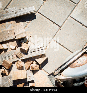 Holz Verschnitt, Sägemehl und Werkzeuge auf einer Baustelle Stockfoto