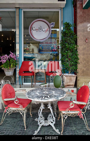 Retro Cafe außen. Farbenfrohes Café im Retro-Stil mit Vintage-Stühlen in leuchtendem Rot und einem gusseisernen Tisch. Thailand S. E. Asien Stockfoto