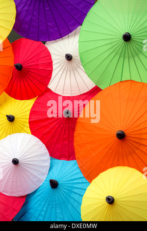 Bunte Thai traditionelle handgefertigte Schirme Hintergrund Stockfoto