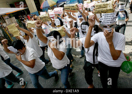 Manila, Philippinen. 25. März 2014. Mitglieder der kommunistischen Partei der Philippinen und neue Volksarmee (CPP-NPA) erhöhen ihre Fäuste während einer Kundgebung in Manila, Philippinen, 25. März 2014. Die Fraktion verurteilt die Verhaftung von CPP-NPA Vorsitzender Benito Tiamzon und seine Frau Wilma. Bildnachweis: Rouelle Umali/Xinhua/Alamy Live-Nachrichten Stockfoto