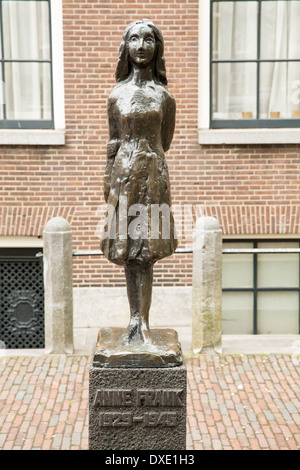 Statue von Anne Frank Stand in der Nähe ihrer ehemaligen Heimat in Amsterdam Stockfoto