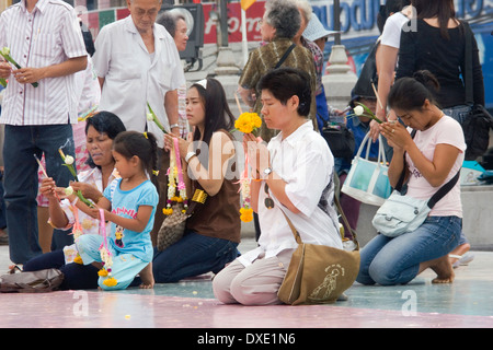 Frauen Knien in der Anbetung halten Lotusblumen in Khorat, Thailand (Nakon Ratchasima). Stockfoto