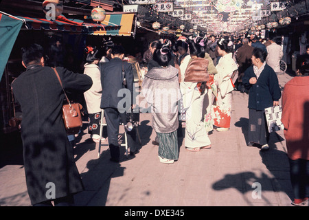 Japanische Geishas-Shop in Straßenmarkt in Tokio im Jahr 1961 Stockfoto