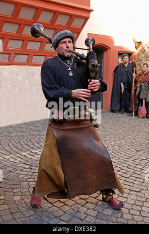 Mittelalterlicher Ostermarkt Renaissance Festival mittelalterlichen gekleideten Musiker Hornpipe Dudelsack Innenhof Burg Ronneburg Gemeinde Stockfoto