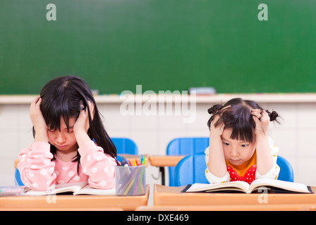 zwei traurige Mädchen Hausaufgaben machen Stockfoto