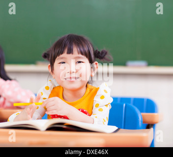 niedliche Kinder studieren in einem Klassenzimmer Stockfoto