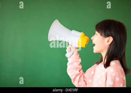 glückliches Kind mit einem Megaphon mit Blackboard schreien Stockfoto