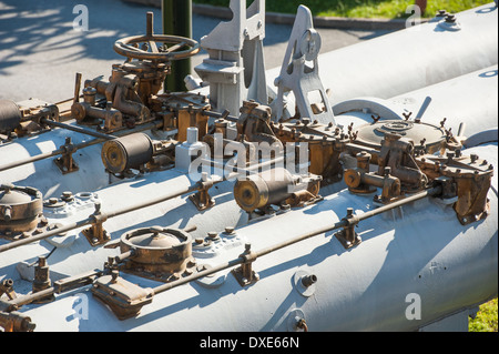 Ventile und Rohrleitungen auf einer alten großen Dreifach Marinegeschütz Stockfoto