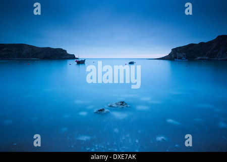 Lulworth Cove an der Dämmerung, Jurassic Coast, Dorset, England Stockfoto