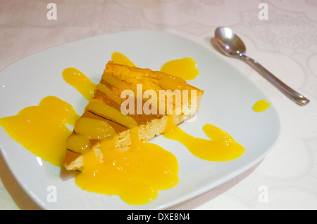 Dessert: Käsekuchen mit Mango-Sahne und Zimt. Schließen Sie die Ansicht. Stockfoto