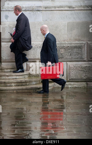 London, UK. 25. März 2014. Britische Außenminister William Hague (R) kommt im Auswärtigen Amt, auf Dienstag, 25. März 2014. Bildnachweis: Heloise/Alamy Live-Nachrichten