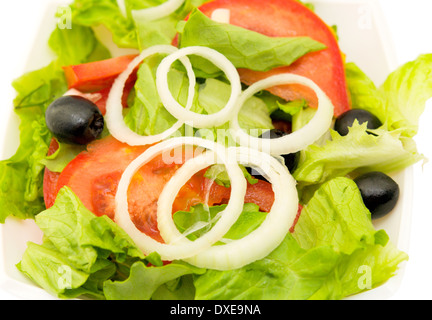 gesunder Salat in Platte über weiß Stockfoto
