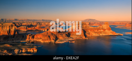 Sonnenuntergang an Alstom Punkt, Lake Powell in Utah Stockfoto