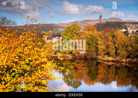 Herbstliche Aussicht vom alte Stirling Brücke in Richtung Fluss Forth und dem Wallace Monument. Stockfoto