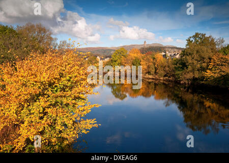 Herbstliche Aussicht auf den Fluss Forth in Richtung Abbey Craig und Wallace Monument von alten Stirling Brücke, Stirling. Stockfoto