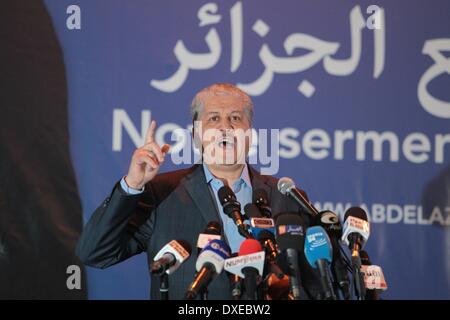 Blida, Algerien. 24. März 2014. Ausgehende algerischen Ministerpräsidenten und neu ernannten algerischen Präsidenten Kampagnen-Manager, die bei einem Rallye-treffen während des Wahlkampfes in Blida, Algerien, 24. März 2014 Abdelmalek Sellal spricht. Die Präsidentschaftswahl wird am 17. April stattfinden. Bildnachweis: Mohamed Kadri/Xinhua/Alamy Live-Nachrichten Stockfoto