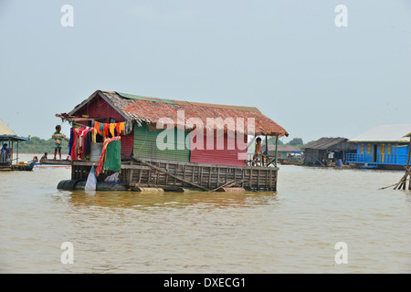 Schwimmendes Haus, Teil eines großen Fischerdorfes am Tonle SAP See, Kambodscha, Südostasien Stockfoto