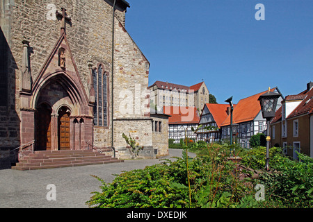 Altstadt der katholischen Kirche St. Maria Heimsuchung 1299 Marianum Warburg Höxter Schulbezirk Nordrhein-Westfalen Deutschland / Stockfoto