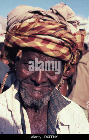 Alte arabische Mann Schielen in der Sonne, Aden, Yemen, 1967 Stockfoto