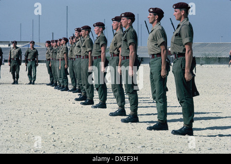 Britische Soldaten, Fallschirmjäger aus 1 Para, auf der Parade in der Wüste, Hadramaut, 1967 Stockfoto