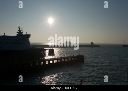 Dover Hafen, Dover, Kent, England. März 2014 Ansicht von DFDS Cross Channel Fähre von Dover verlassen, wie P & O Fähre von Calai ankommt Stockfoto