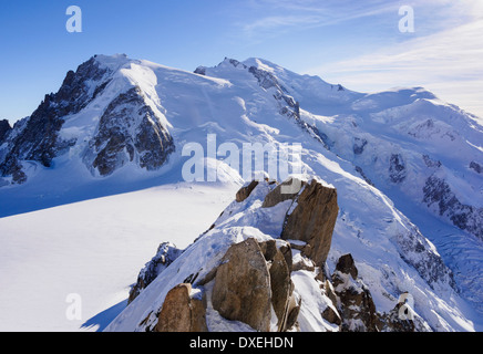 Mont Blanc du Gipfel Tacul mit Mont Maudit und Mont Blanc Berg jenseits von Aiguille du Midi in Graian Alpen Chamonix Frankreich Stockfoto