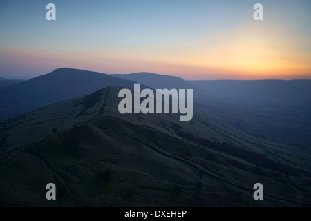 UK, Derbyshire, Peak District, Sonnenuntergang über große Ridge von zurück Tor gesehen Stockfoto