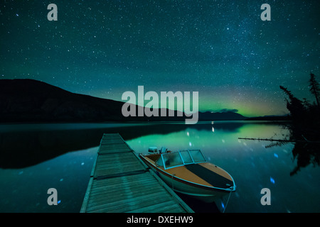 Aurora Borealis (Nordlicht) über Ruby Berg und Pine Lake. Yukon Territories, Kanada Stockfoto