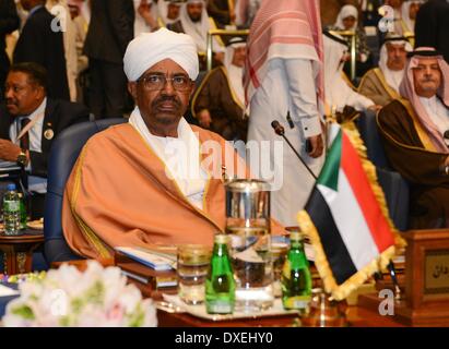 Kuwait-Stadt, Kuwait. 25. März 2014. Sudanesischen Präsidenten Omar al-Bashir besucht Gipfel der arabischen Liga in Kuwait-Stadt, Kuwait, 25. März 2014. Die 25. Gipfeltreffen der arabischen Liga startete am Dienstag hier. Bildnachweis: Noufal Ibrahim/Xinhua/Alamy Live-Nachrichten Stockfoto