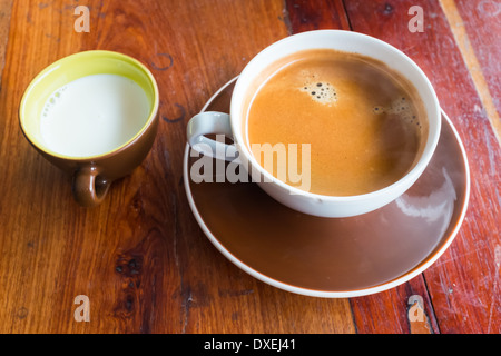 Espressokaffee in weißen Kaffeetasse auf alten Holztisch Stockfoto