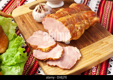 Gesalzene gekochtes Schweinefleisch auf dem Schneidebrett. Nahaufnahme. Stockfoto