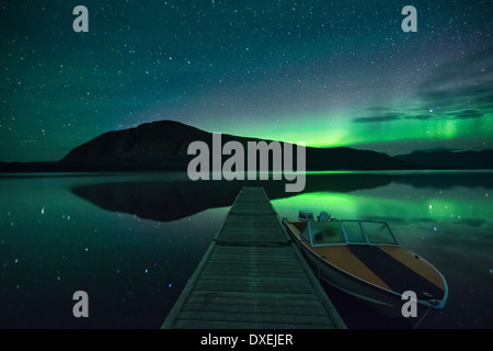 Aurora Borealis (Nordlicht) über Ruby Berg und Pine Lake. Yukon Territories, Kanada Stockfoto