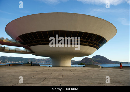 RIO DE JANEIRO, Brasilien - 4. Februar 2014: Die modernistische steht Niteroi Contemporary Art Museum (MAC) von Oscar Niemeyer auf einem cli Stockfoto