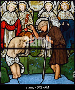 Die Taufe Christi durch Johannes den Täufer. Detail der Ostfenster, Jesus Church, Troutbeck, Nationalpark Lake District, Cumbria. Stockfoto