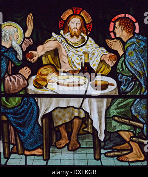 "Das Abendmahl in Emmaus". Detail der Ostfenster, Jesus Church, Troutbeck, Nationalpark Lake District, Cumbria, England, U.K Stockfoto